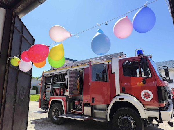 nyitott szertárkapuk nyitott szertárkapuk