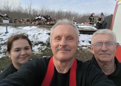 segítettünk - fát vágtunk