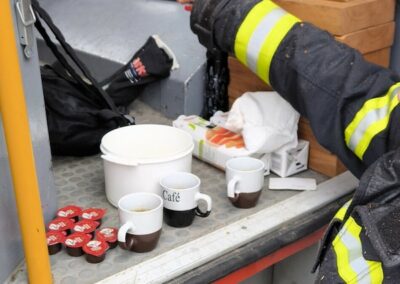 segítettünk - fát vágtunk