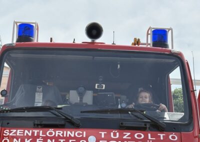 nyitott szertárkapuk 2026